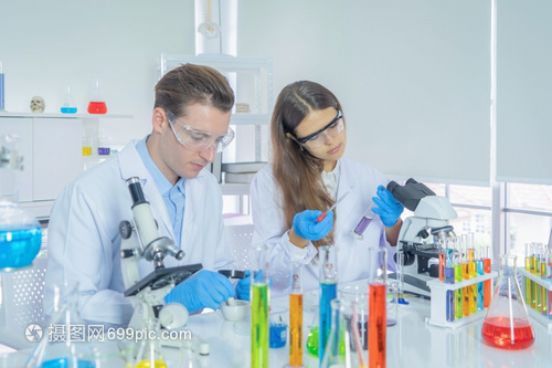 西方科学夫妇的探索 实验室中的共生疫苗研发之路